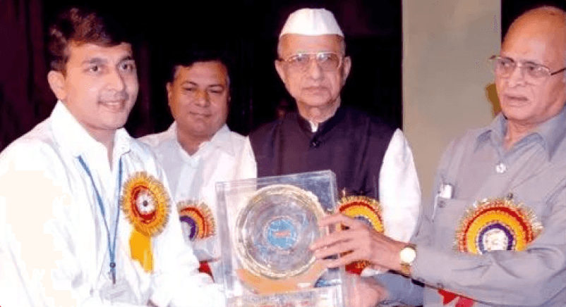 Manish Dhalawat receiving the Rashtriya Udyog Ratna Award